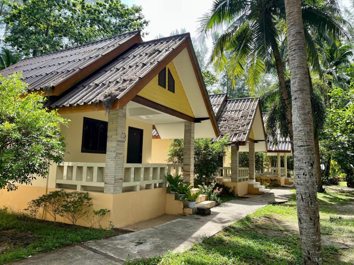 Ao Thong Beach Resort Bang Sak Exterior photo