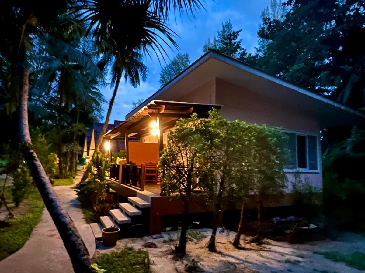 Ao Thong Beach Resort Bang Sak Exterior photo