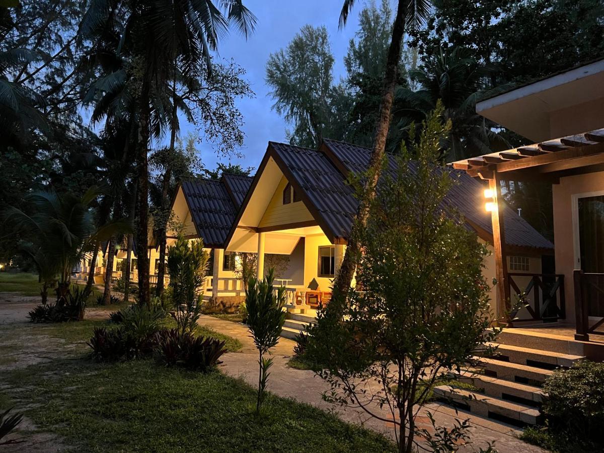 Ao Thong Beach Resort Bang Sak Exterior photo