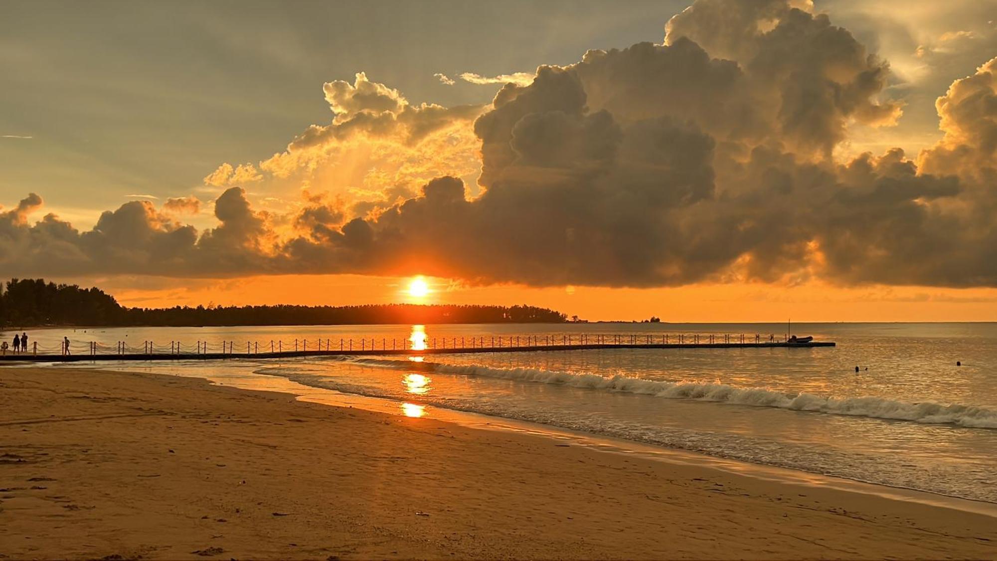 Ao Thong Beach Resort Bang Sak Exterior photo