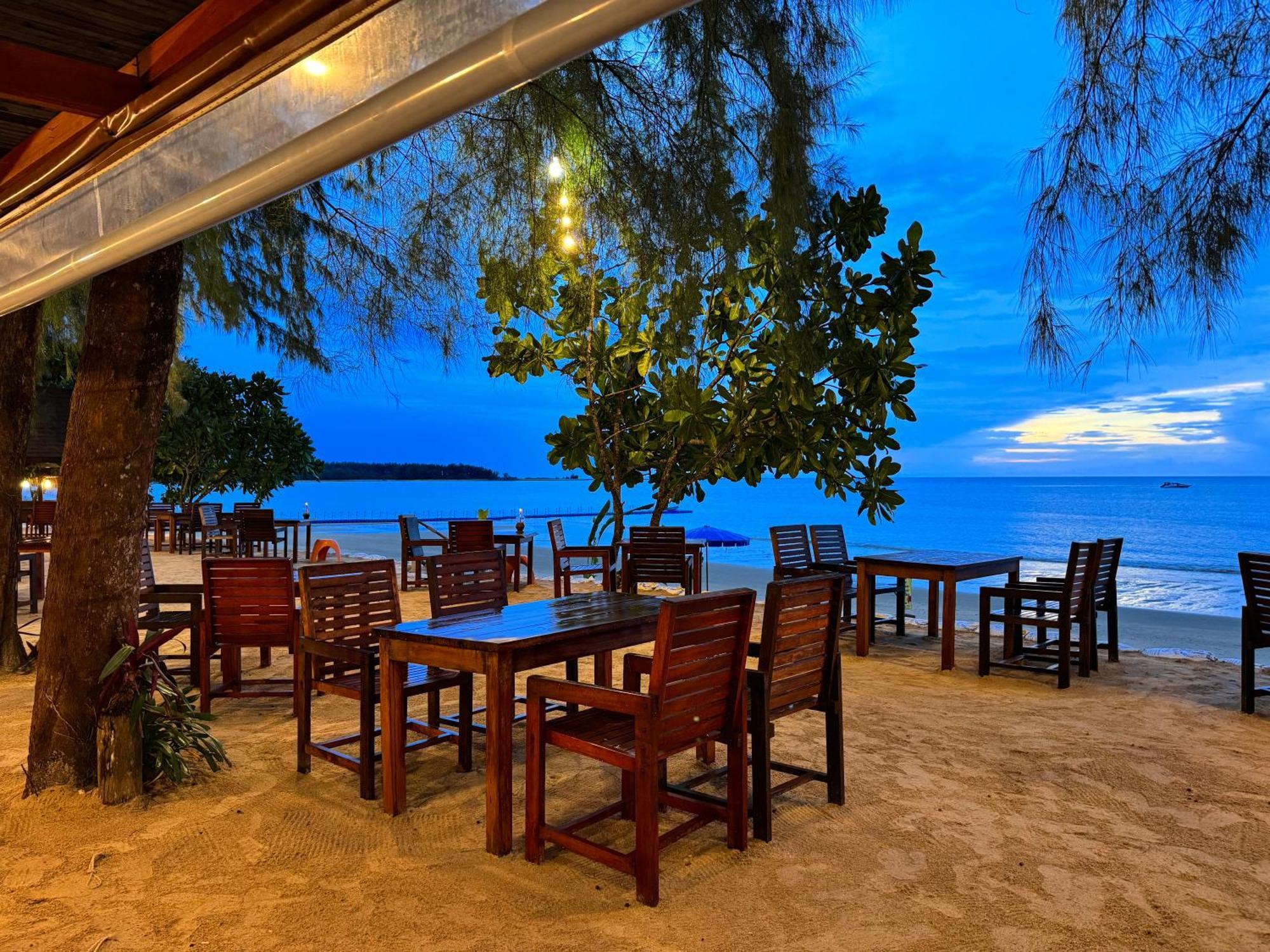 Ao Thong Beach Resort Bang Sak Exterior photo