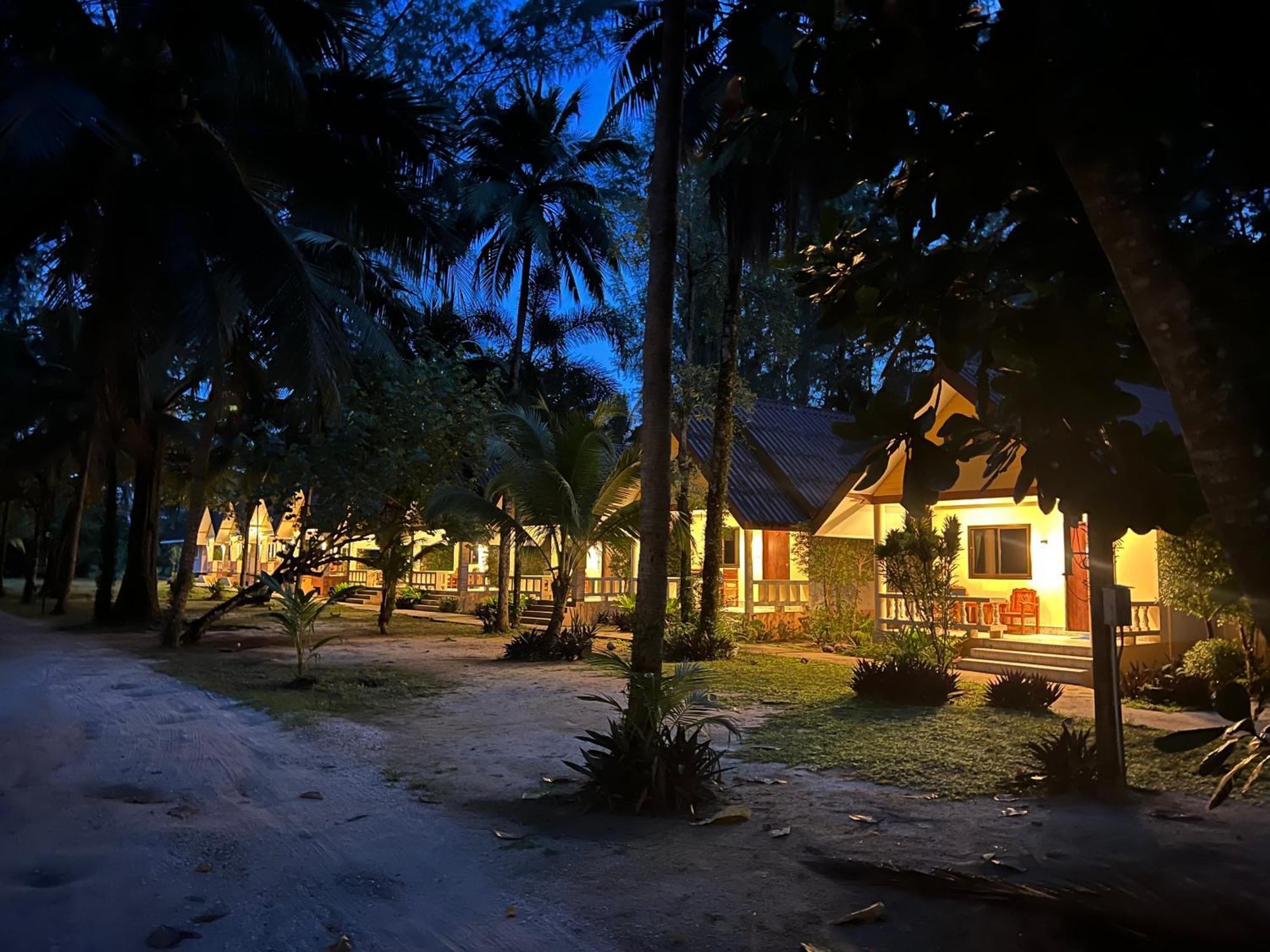 Ao Thong Beach Resort Bang Sak Exterior photo